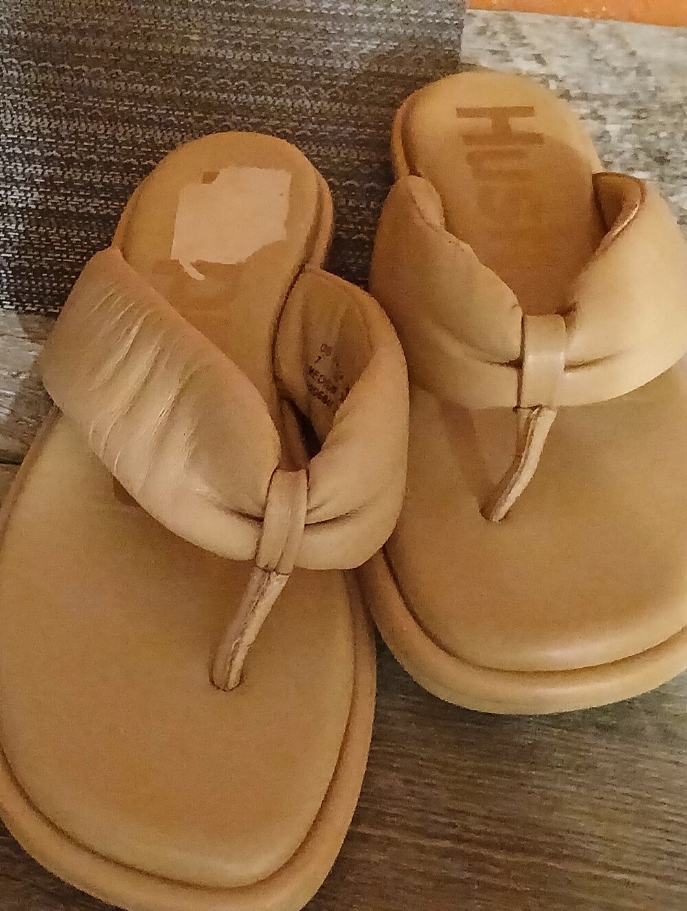 Hush Puppies Women's Tan Padded Thong Sandals - Soft Leather